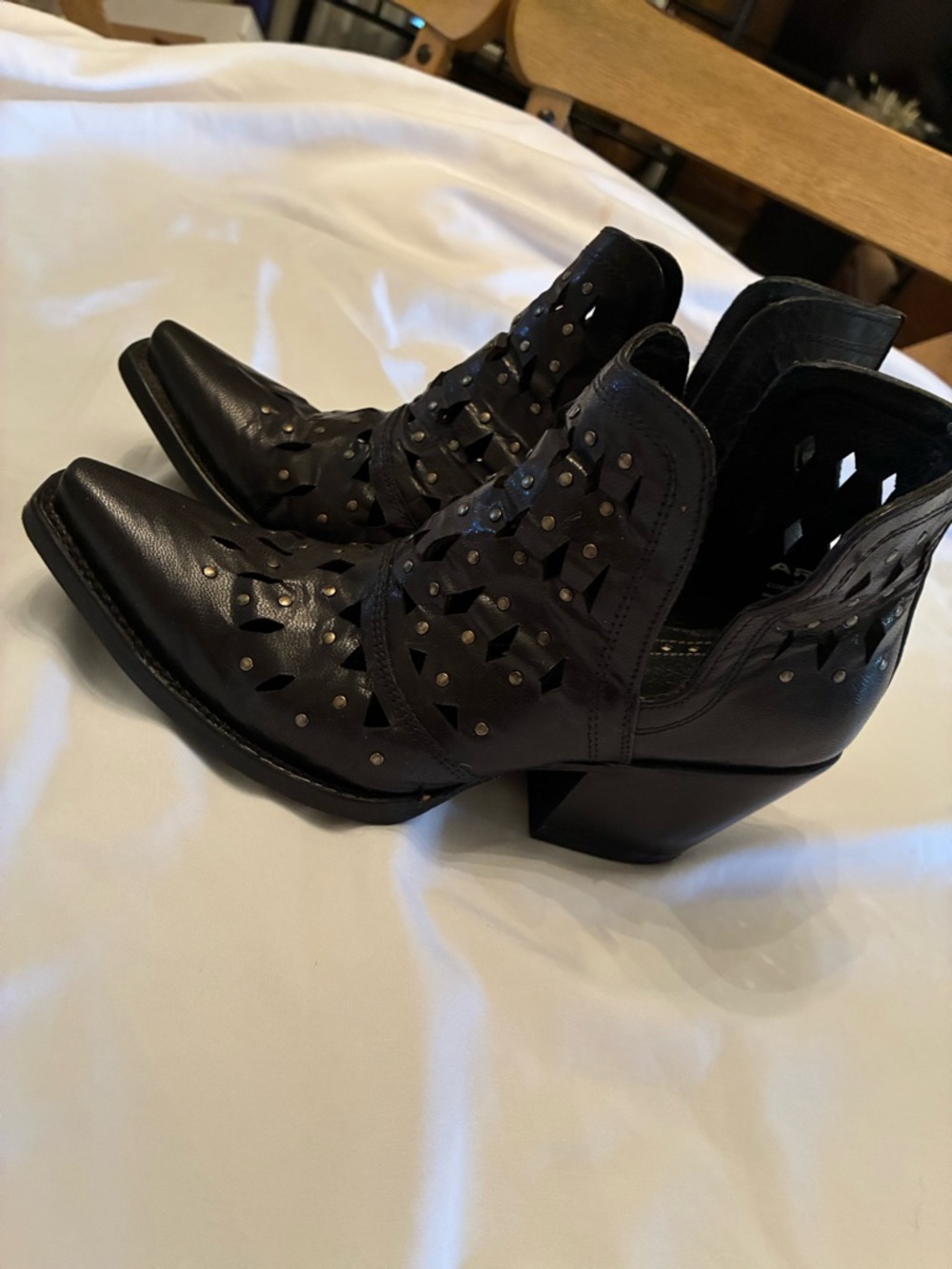 ARIAT WOMEN'S BLACK DIXON STUDDED FASHION BOOTIES - SNIP TOE 8.5